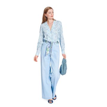 Burda patroon Damesblouses met elastiek, strik, V-hals en knoopsluiting 5746