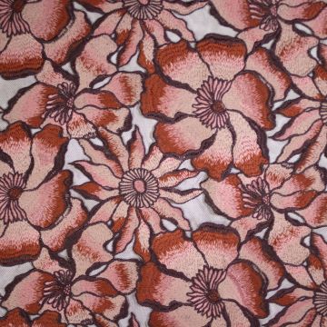 Geborduurde bloemen op mesh